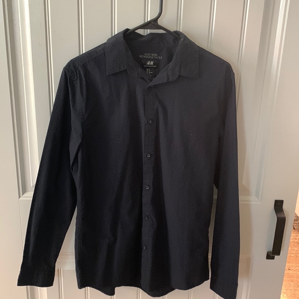 H&M men’s button up dress shirt. Size M.